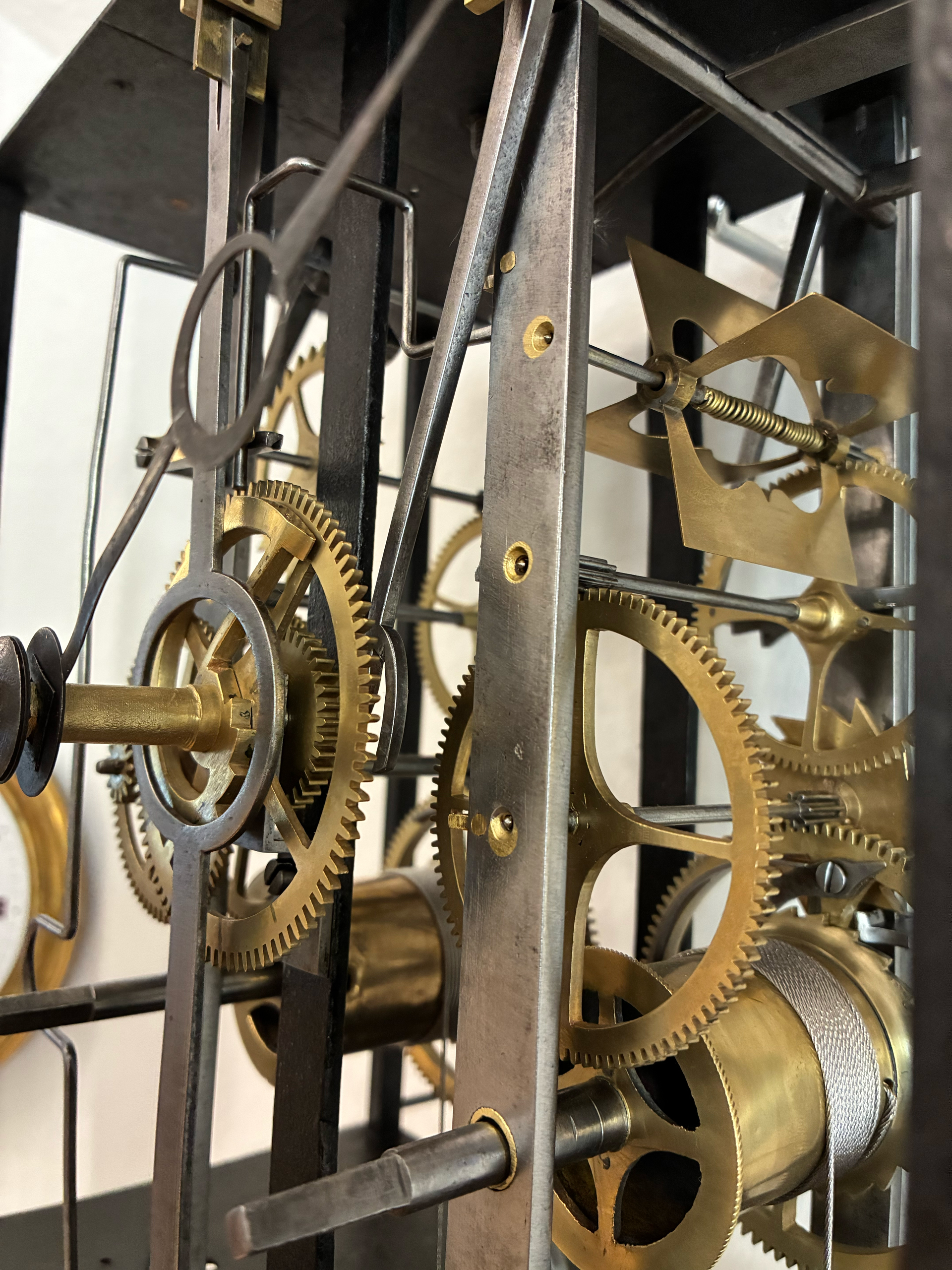 Antikes Uhrwerk - Mechanische Zahnräder und Präzisionsmechanik historischer Uhren bei Schmollgruber Innsbruck