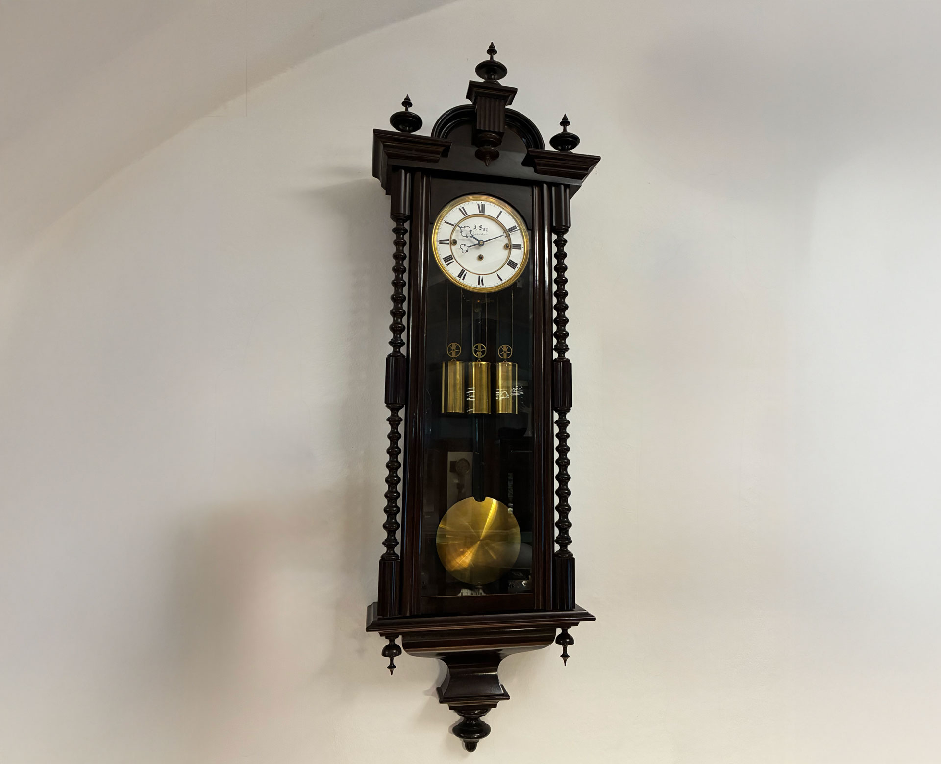 Historische Pendeluhr - Antike Wanduhr mit traditionellem Uhrwerk aus dem 19. Jahrhundert