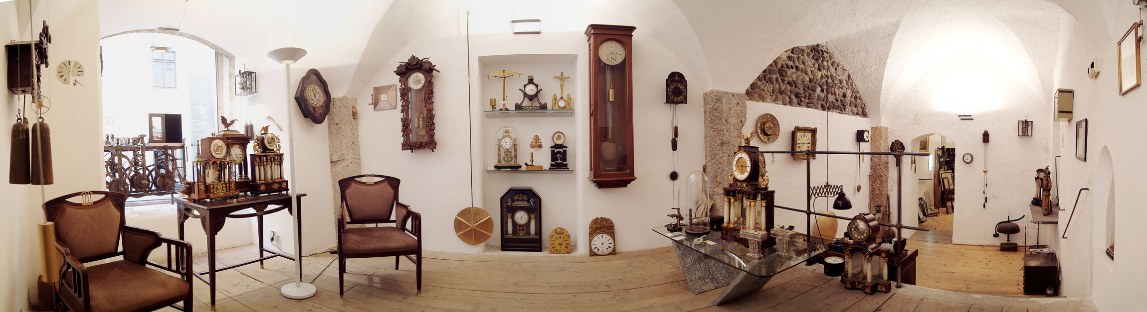 Schmollgruber Innsbruck - Historisches Interieur mit antiken Uhren